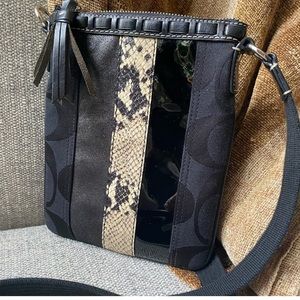 Coach crossbody Purse Leather Snake Skin
Striped Adjustable 10266 Swingpack